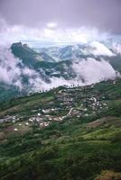 vila de vista para a montanha no vale da manhã ásia tropical. Tailândia foto