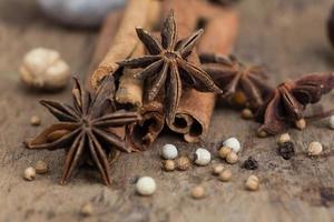 especiarias, deitado sobre uma superfície de madeira closeup foto