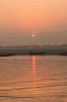 nascer do sol no rio ganga, varanasi, índia foto