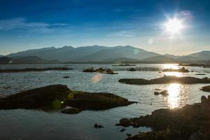 pôr do sol sobre o lago foto