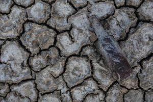fundo de sujeira seca do solo rachado ou terra durante a seca foto