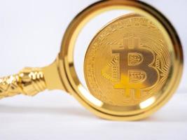 lupa bitcoin dourada em um fundo desfocado de moedas foto