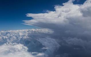 nuvens e céu azul visto de avião foto