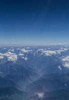 montanhas do himalaia sob as nuvens foto