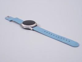 smartwatch colocado em uma mesa cinza áspera foto