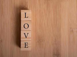 a palavra amor. amor em cubos de madeira. Tema de amor. Dia dos Namorados foto