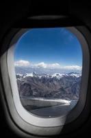 vista aérea do céu azul com nuvens da janela do voo a jato foto