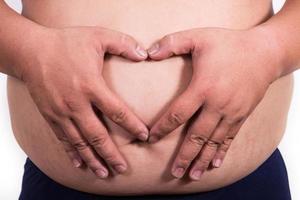 homem gordo com uma barriga grande. dieta foto