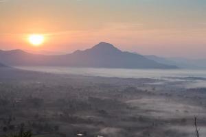 nevoeiro e nuvem paisagem do nascer do sol do vale da montanha foto