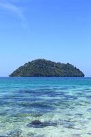 bela ilha com praia branca foto
