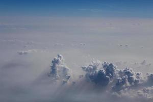 nuvens e céu azul visto de avião foto