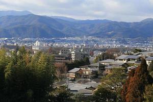 kyoto, japão - cidade na região de kansai. vista aérea com arranha-céus. foto