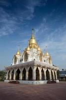 nove tops pagode, estilo tailandês no templo tailandês kushinagar, índia foto