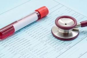 tubo de estetoscópio de sangue e lista de verificação médica