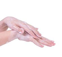lavar as mãos isoladas no fundo branco. jovem asiática usando sabão líquido para lavar as mãos, conceito de proteção de coronavírus pandêmico, close-up. foto