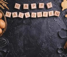 vista superior de fazer o conceito de biscoitos de halloween com ingredientes e espaço de cópia. foto