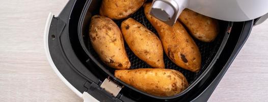 batata-doce assada cozida pela airfryer em casa. alimentos saudáveis para comer dieta. foto