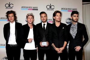 los angeles, 24 de novembro - harry styles, niall horan, liam payne e louis tomlinso na sala de imprensa do american music awards 2013 no nokia theater em 24 de novembro de 2013 em los angeles, ca foto