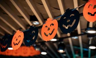 decoração festiva dos desenhos animados de halloween pendurada no teto do interior da sala, close-up. foto