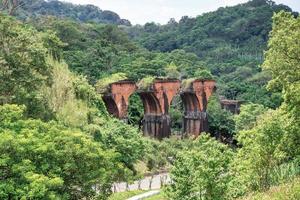 ponte quebrada de longteng, ponte de yutengping na vila de longteng, município de sanyi, condado de miaoli, taiwan, um famoso destino de viagem, estilo de vida. foto