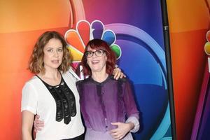 los angeles, 13 de janeiro - jenna fischer, megan mullally no nbcuniversal tca press day inverno 2016 no langham huntington hotel em 13 de janeiro de 2016 em pasadena, ca foto