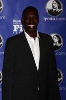 santa barbara, 29 de janeiro - omar sy chega ao prêmio virtuosos do festival internacional de cinema de santa barbara 2013 no teatro de arlington em 29 de janeiro de 2013 em santa barbara, ca foto