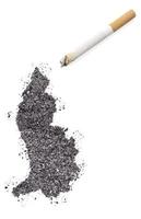 cinzas em forma de lichtenstein e um cigarro. (série) foto