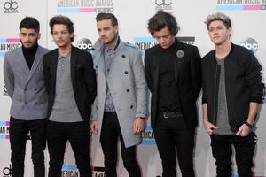 los angeles, 24 de novembro - one direction at the 2013 american music awards chegadas no nokia theatre em 24 de novembro de 2013 em los angeles, ca foto