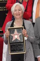 los angeles, 24 de maio - olympia dukakis na cerimônia de entrega de olympia dukakis com uma estrela na calçada da fama de hollywood na calçada da fama de hollywood em 24 de maio de 2013 em los angeles, ca foto