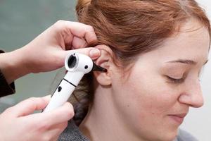 exame de orelha com otoscópio foto