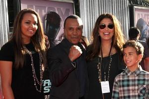 los angeles, 2 de outubro - sugar ray leonard chegando na estréia do roubo real na universal city walk em 2 de outubro de 2011 em los angeles, ca foto