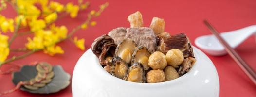 comida tradicional do ano novo lunar chinês, buda salta por cima do muro, caçarola de sopa chinesa, tentação de buda, chamado fo tiao qiang, close-up. foto