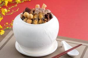 comida tradicional do ano novo lunar chinês, buda salta por cima do muro, caçarola de sopa chinesa, tentação de buda, chamado fo tiao qiang, close-up. foto