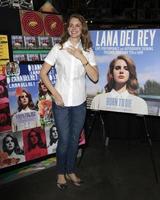 los angeles, 7 de fevereiro - lana del rey em uma apresentação e assinatura de cd para seu álbum born to die at amoeba records em 7 de fevereiro de 2012 em los angeles, ca foto