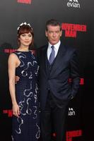 los angeles, 13 de agosto - olga kurylenko, pierce brosnan na estréia de novembro no tcl chinese theatre em 13 de agosto de 2014 em los angeles, ca foto