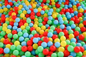 imagem de fundo, bolas de plástico de cores diferentes, bolas