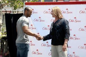 los angeles, 28 de julho - isaiah mustafa, fabio em uma aparição pública para promover o épico desafio de especiarias velhas no bosque em 28 de julho de 2011 em los angeles, ca foto