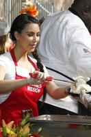 los angeles, 23 de novembro - kim kardashian no la mission serviço de refeição de ação de graças no la mission em 23 de novembro de 2011 em los angeles, ca foto