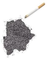 cinzas em forma de botsuana e um cigarro. (série) foto