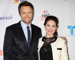 los angeles, 1 de agosto - joel mchale, alison brie chegando ao nbc tca summer 2011 all star party no sls hotel em 1 de agosto de 2011 em los angeles, ca foto