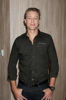 los angeles, 25 de julho - luke tipple chega ao discoverytca summer 2012 press tour no beverly hilton hotel em 25 de julho de 2012 em beverly hills, ca foto