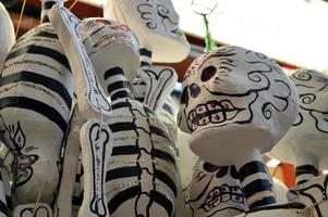esqueletos pendurados no mercado mexicano foto