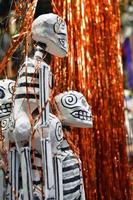 esqueletos pendurados no mercado mexicano foto