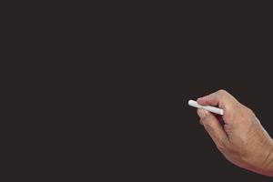 mão masculina escreve em lápis de giz branco com espaço de cópia. conceito de educação. foto