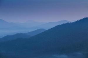 nevoeiro e nuvem paisagem do nascer do sol do vale da montanha foto