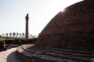 ananda stupa e pilar ashoka foto