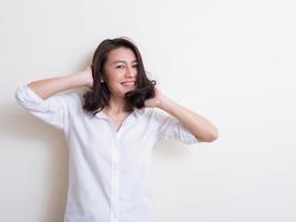 retrato de jovem mulher asiática em pé e sorrindo foto