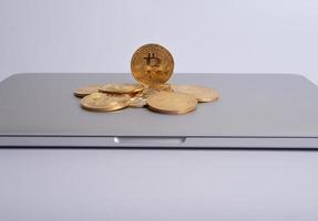 criptomoeda digital bitcoin-cash no notebook foto