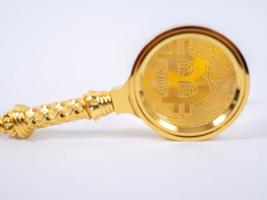 lupa bitcoin dourada em um fundo desfocado de moedas foto