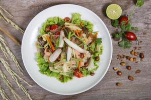 salada tailandesa com cenoura, tomate, macarrão de vidro, aipo e carne de porco foto